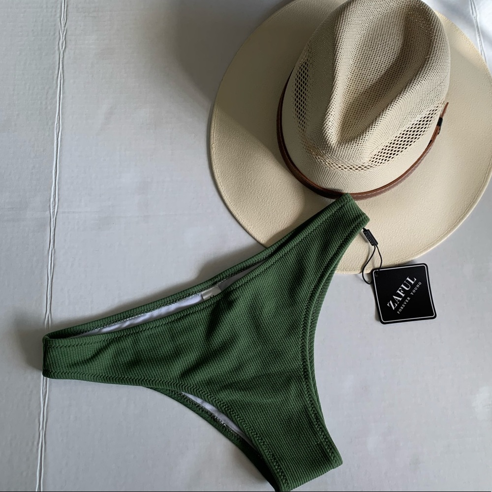 Off shoulder Ruffles Ribbed two piece bikini - Picture 3 of 5